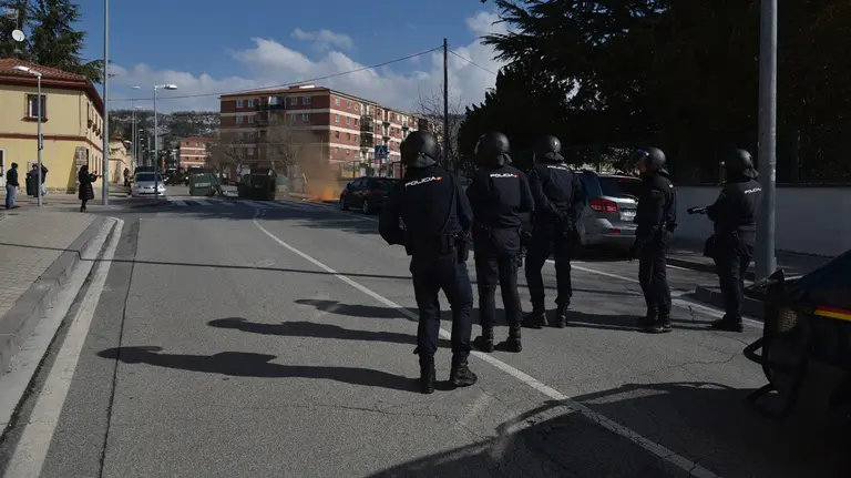Imagen de disturbios en la Chantrea por la huelga borroka. PABLO LASAOSA