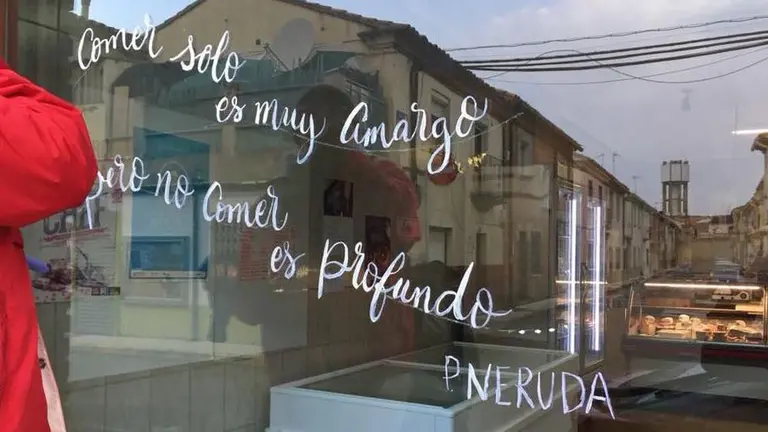 Los poemas saltan a los escaparates de Marcilla con motivo del Día Internacional de la Poesía en una iniciativa del Ayuntamiento y la biblioteca de la localidad. Fotos YO SOY DE MARCILLA (4)