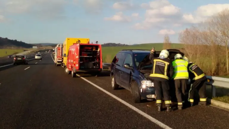 Los bomberos atienden un accidente por el choque de un coche y una furgoneta en la autovía A12 BOMBEROS DE NAVARRA