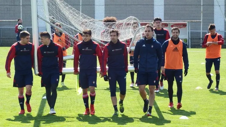 Los canteranos de Osasuna llevando la portería en Tajonar.