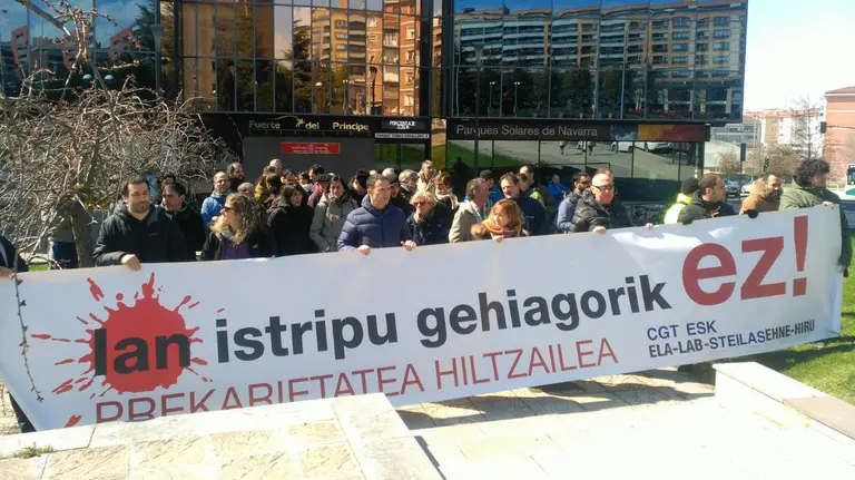 Concentración sindical frente al Departamento de Trabajo del gobierno de Navarra en protesta de los dos últimos accidentes mortales. ELA