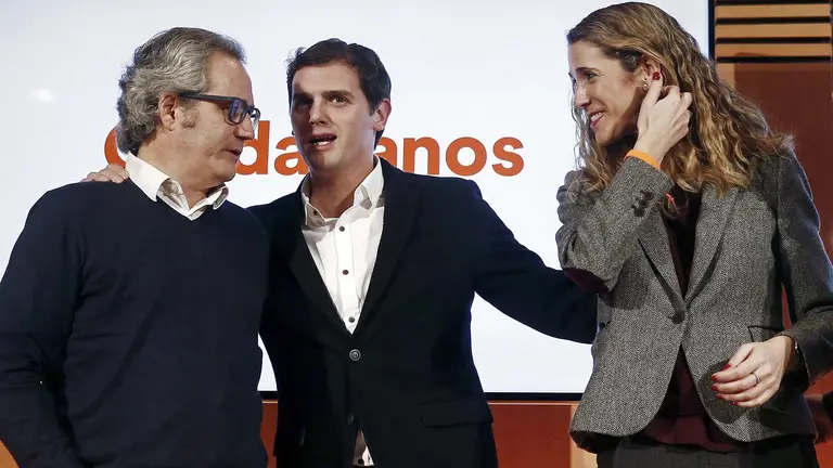 GRA462. PAMPLONA, 16/02/2017.- El presidente de Ciudadanos, Albert Rivera, protagoniza un acto con la delegada autonómica del partido en Navarra, Ruth Goñi (d), y el portavoz, Carlos Pérez-Nievas (i), hoy en Pamplona. EFE/Jesus Diges