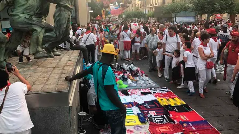 Manteros en la Avenida de Carlos III de Pamplona en San Fermín