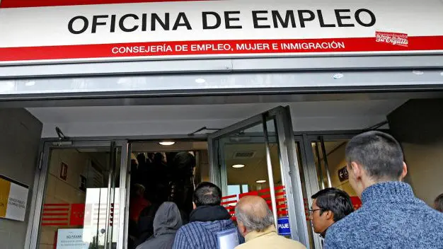 Imagen de varias personas haciendo cola en una oficina de empleo EFE
