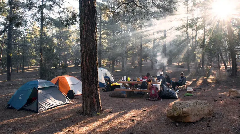 Varias personas disfrutan de un campamento. ARCHIVO
