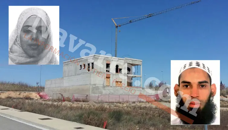 Mariem Agorran y Yassine Lafraki, sobre una imagen de la mezquita de Corella que se construye en la localidad