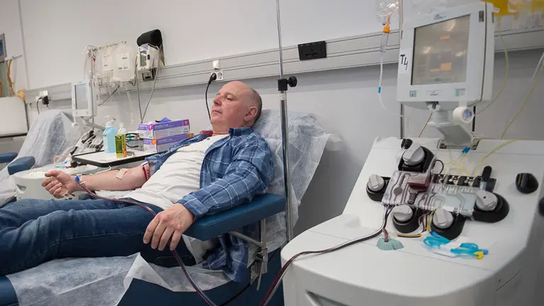  El consejero de Salud, Fernando Domínguez, visita las instalaciones del Banco de Sangre y Tejidos de Navarra acompañado del director del centro, José Antonio García Erce. PABLO LASAOSA 08