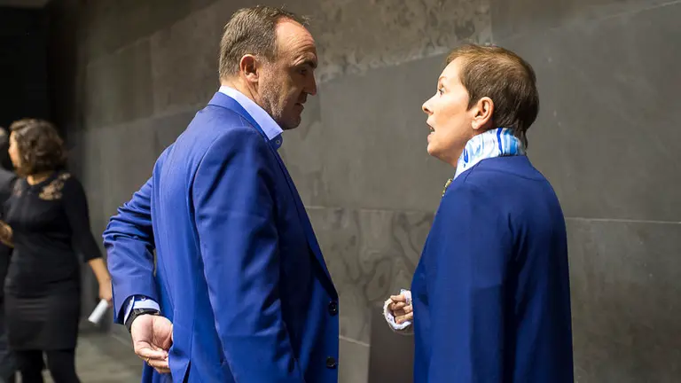 Javier Esparza, de UPN, junto a la Presidenta del Gobierno de Navarra, Uxue Barkos. PABLO LASAOSA