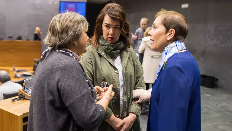 Marisa de Simon junto a Ainhoa Aznárez y Uxue Barkos. PABLO LASAOSA