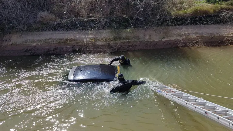 Rescate del coche aparecido en el Canal de Lodosa en el término municipal de Ablitas BOMBEROS DE NAVARRA 1