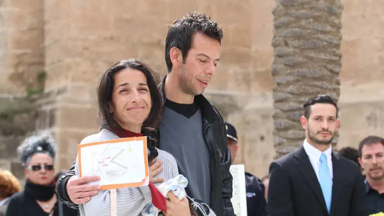 Los padres de Gabriel  a la salida del funeral por su hijo