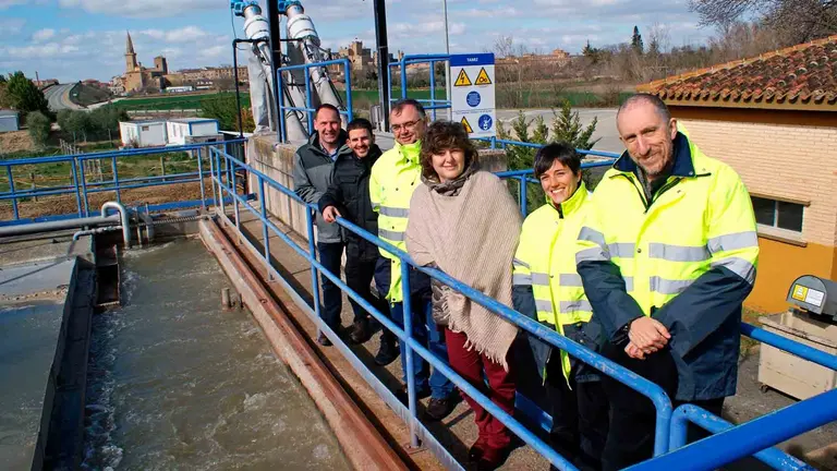 Los padres de Gabriel  a la salida del funeral por su hijo