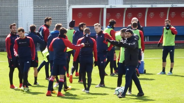 Diego Martínez con los jugadores de Osasuna en Tajonar.