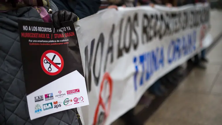 Sindicatos se concentran bajo el lema _Una enseñanza pública de calidad. No a los recortes. ¡Pacto ya!_. PABLO LASAOSA 02