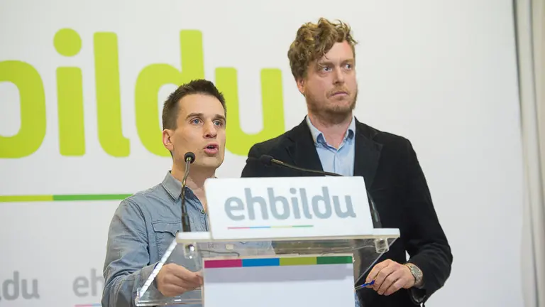 epresentantes de EH Bildu Nafarroa y Gipuzkoa se reúnen para analizar la situación con los trabajos pendientes en las carreteras A-15 y N-121A. PABLO LASAOSA 01