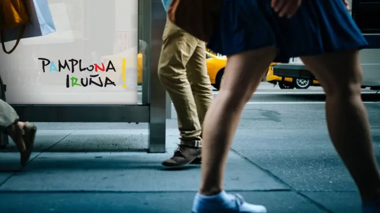 Fotografía de la nueva imagen turística de Pamplona con un saludo a los visitantes y turistas en varios idiomas AYUNTAMIENTO DE PAMPLONA 8