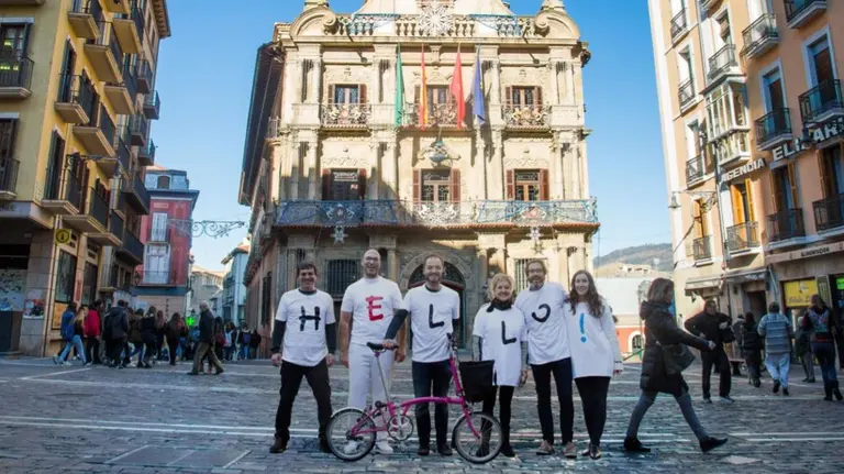 Fotografía de la nueva imagen turística de Pamplona con un saludo a los visitantes y turistas en varios idiomas AYUNTAMIENTO DE PAMPLONA