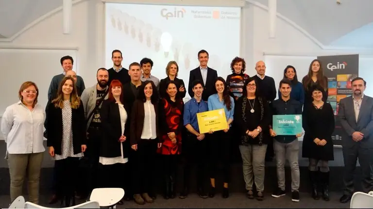 La consejera delegada de CEIN, Pilar Irigoyen con ganadores y finalistas del premio