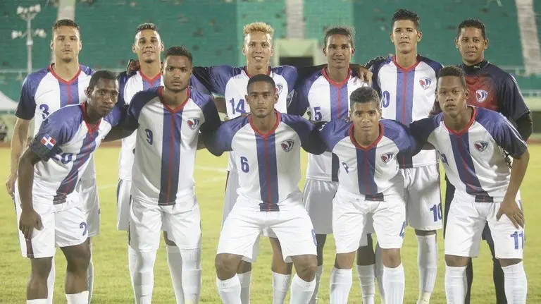 Tano, arriba a la izquierda, con la República Dominicana. Fedo Fútbol.