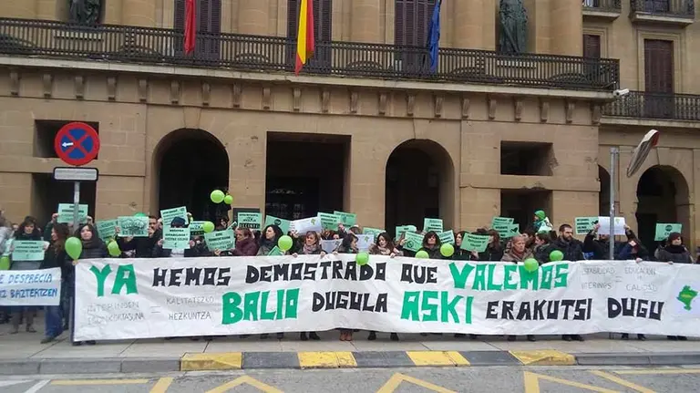 Concentración de la Plataforma de Interinos Docentes de Navarra EP