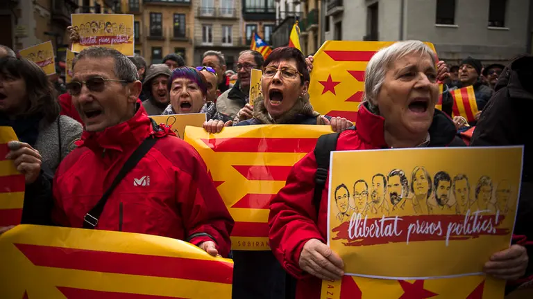 Concentración a favor de la libertad de los presos políticos en la Plaza del Ayuntamiento de Pamplona. PABLO LASAOSA 11