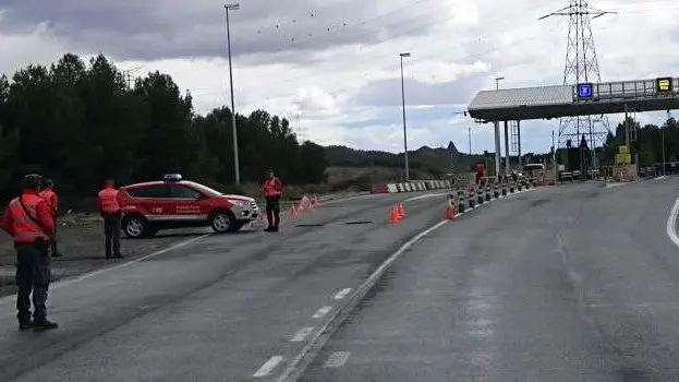 Imagen del control de la Policía Foral en la AP-15 a la altura de Marcilla. POLICÍA FORAL