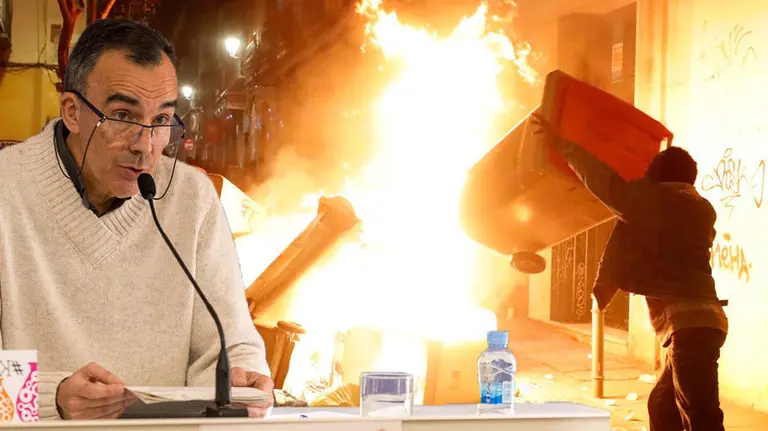 El concejal de Aranzadi, Manuel Millera, junto a una imagen de los disturbios por la muerte por infarto de un mantero en el barrio madrileño de Lavapiés FOTOMONTAJE