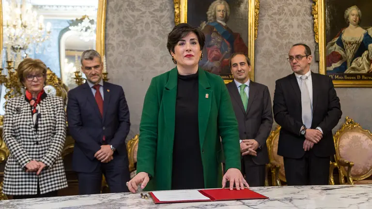 María Solana, consejera de Educación, firma los convenios para actividades investigadoras con los rectores de la UPNA, UN y UNED de Pamplona y Tudela (19). IÑIGO ALZUGARAY