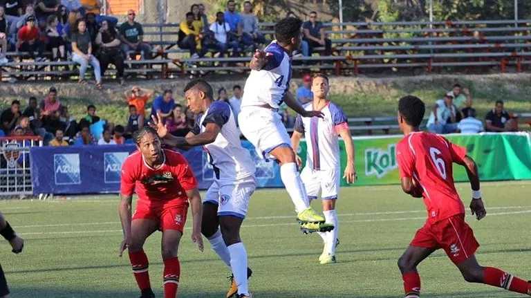 Tano Bonnín con el brazalete de capitán en el centro. Facebook Cultura Deportiva.