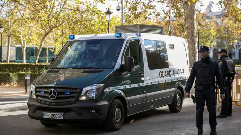 Imagen de archivo de un furgón de la Guardia Civil junto a dos agentes de la Policía Nacional EFE Archivo