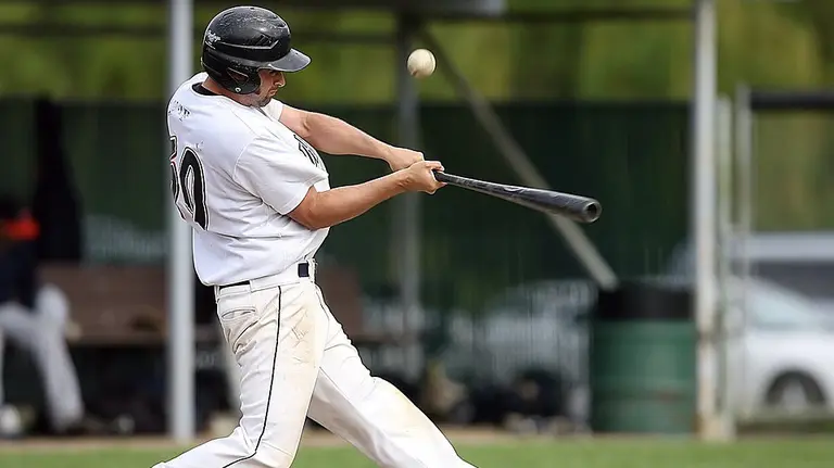 Imagen de un jugador de beisbol bateando una pelota ARCHIVO 2