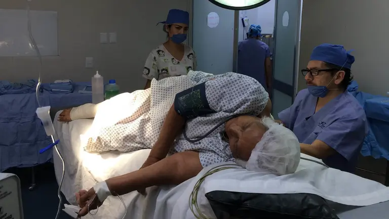 Un médico realiza una inspección a un paciente. ARCHIVO