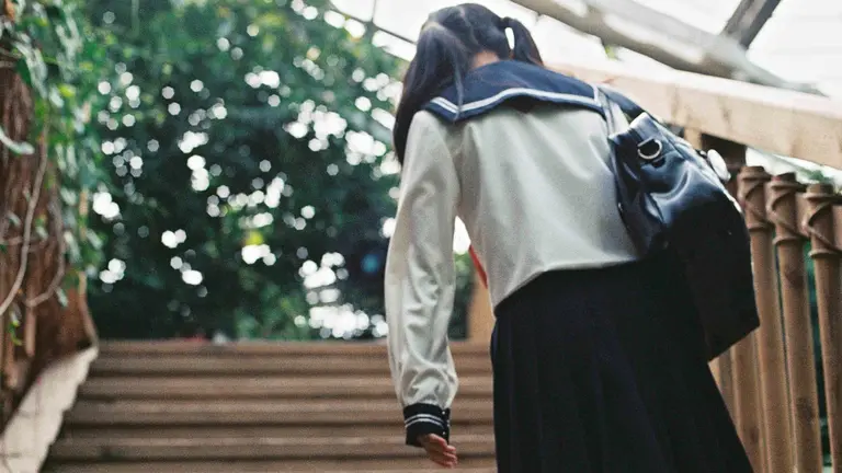 Imagen de una niña yendo al colegio con su uniforme compuesto por una blusa y falda. Foto: @Beryl_SNW