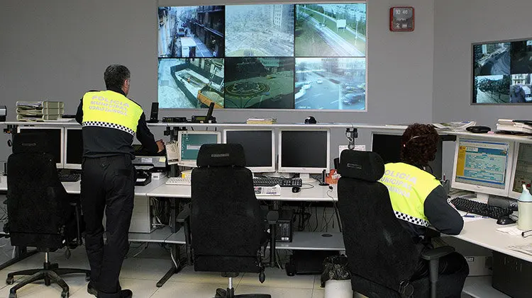 POLICIA MUNICIPAL DE PAMPLONA EN EL CENTRO DE CONTROL DE TRAFICO