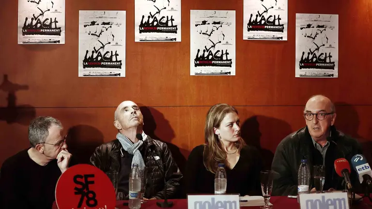 GRAF1472. PAMPLONA, 27/03/2018.- El cantautor y ex diputado de Junts pel Sí en el Parlamento de Cataluña Lluís Llach (2i) ha señalado hoy sobre la situación de Cataluña que "el problema catalán es la demostración del fracaso de la transición" y de que el Estado "no respeta" a los cargos electos. Así lo ha indicado en una conferencia de prensa en Pamplona junto con el productor Jaume Roures (d) y el miembro de la asociación 3 de marzo de Vitoria, Andoni Txako (i) antes de la proyección de la película "Revolta Permanent", que aborda con imágenes y testimonios los sucesos ocurridos en Vitoria el 3 de marzo de 1976, cuando murieron cinco trabajadores y más de cien resultaron heridos por una intervención policial. EFE/Jesús Diges