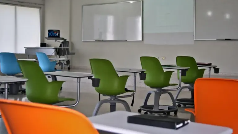 Imagen de una clase de un colegio con un proyector ARCHIVO