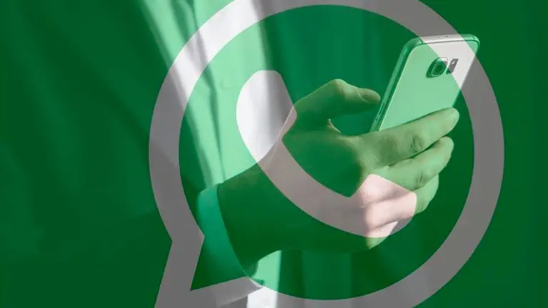 Una persona realiza una transferencia de dinero a través de WhatsApp. ARCHIVO
