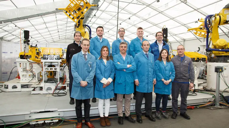 Grupo de trabajo, junto a engrapadora híbrida. CEDIDA