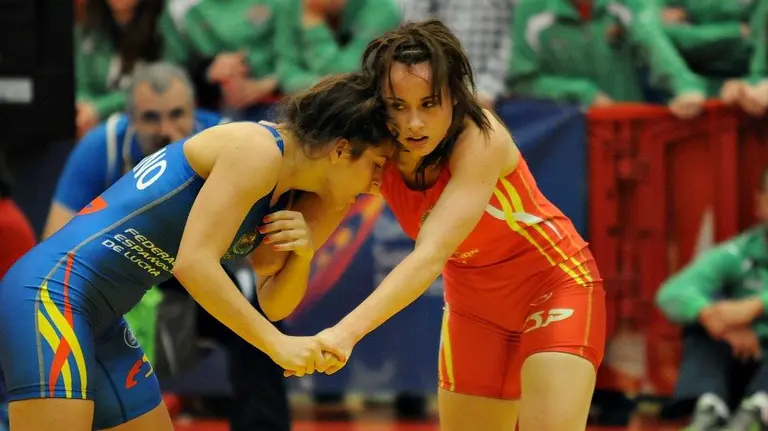 Aintzane Gorría (derecha) durante un combate. Cedida.