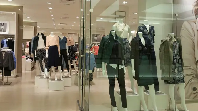 Imagen de la puerta de entrada a un comercio y el escaparate mostrando parte de la ropa que ofrece a sus clientes ARCHIVO