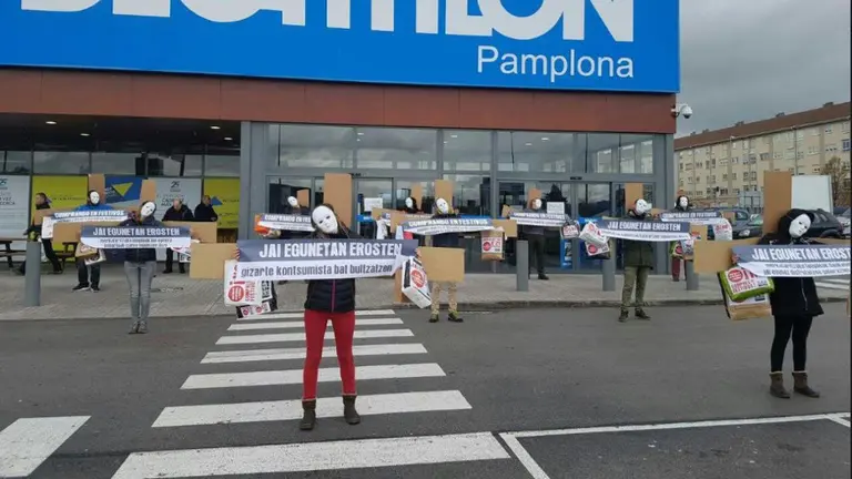Protesta de LAB en Decathlon CEDIDA