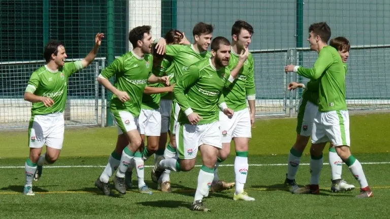 Los jugadores del San Juan celebran el primer gol al Iruña.
