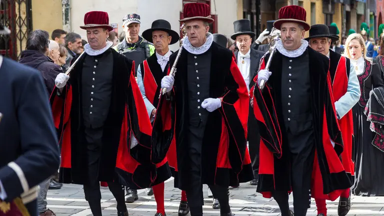 Desfile de la Corporación municipal para participar en la la Función de las Cinco Llagas que se celebra desde el siglo XVII (10). IÑIGO ALZUGARAY