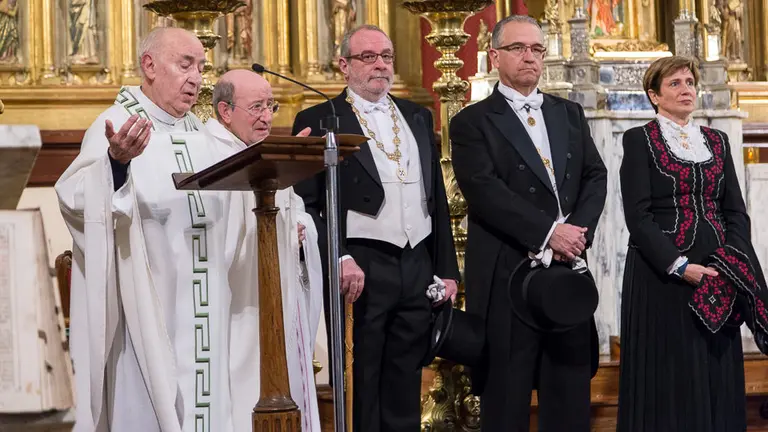 Desfile de la Corporación municipal para participar en la la Función de las Cinco Llagas que se celebra desde el siglo XVII (24). IÑIGO ALZUGARAY