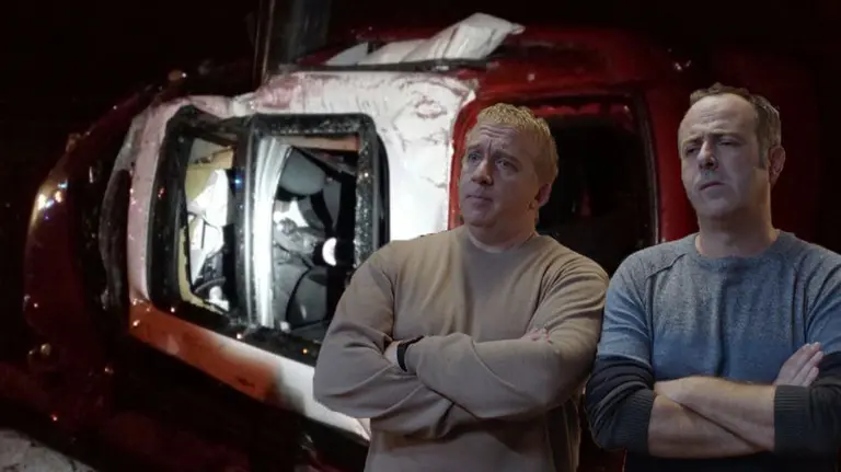 Imagen del vehículo accidentado en la AP15 a la altura de Valtierra con el que colisionaron los actores Óscar Terol e Iker Galartza, que viajaban en otro turismo por la misma vía BOMBEROS DE NAVARRA A3