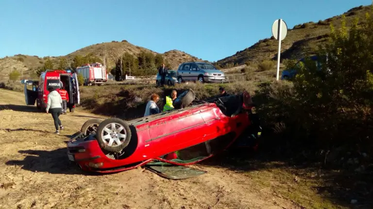 Así ha quedado el coche accidentado en la carretera NA-134 a su paso por Azagra, el conductor ha tenido que ser evacuado al CHN Foto BOMBEROS DE NAVARRA
