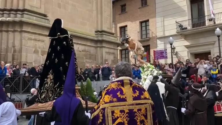 Imagen del susto vivido en la Procesión del Encuentro de Tudela, en la que la talla del Cristo Crucificado ha perdido el equilibrio al ser levantada por los porteadores Imagen JESUS MARQUINA ARELLANO