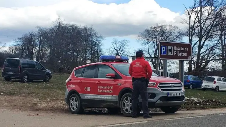 Una patrulla de la Policía Foral en el balcón de Pilatos POLICÍA FORAL