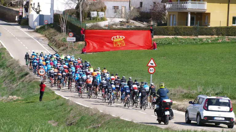 Banderazo al paso del pelotón por Luquin en el Gran Premio Miguel Induráin CEDIDA