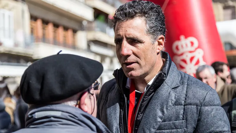 Miguel Induráin atiende a los aficionados antes del inicio dela XX edición del Gran Premio que lleva su nombre (01). IÑIGO ALZUGARAY